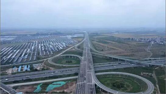 和嘉丨津石高速公路機(jī)房監(jiān)控、戶外綜合電控柜項(xiàng)目施工中 